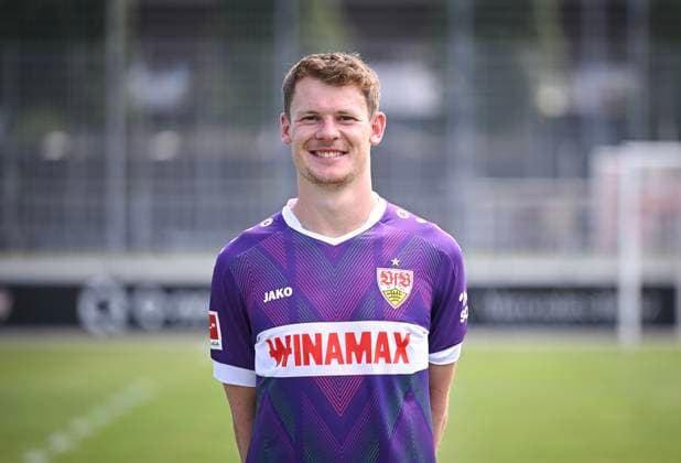 FUSSBALL 1. BUNDESLIGA 13.08.2024 Portraettermin 2024 2025 beim VfB Stuttgart auf dem Trainingsgelaende: Torwart Alexander Nuebel; VfB Stuttgart