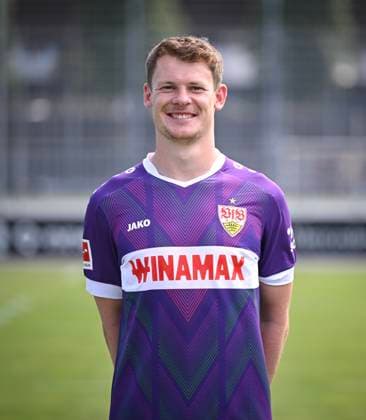 FUSSBALL 1. BUNDESLIGA 13.08.2024 Portraettermin 2024 2025 beim VfB Stuttgart auf dem Trainingsgelaende: Torwart Alexander Nuebel; VfB Stuttgart