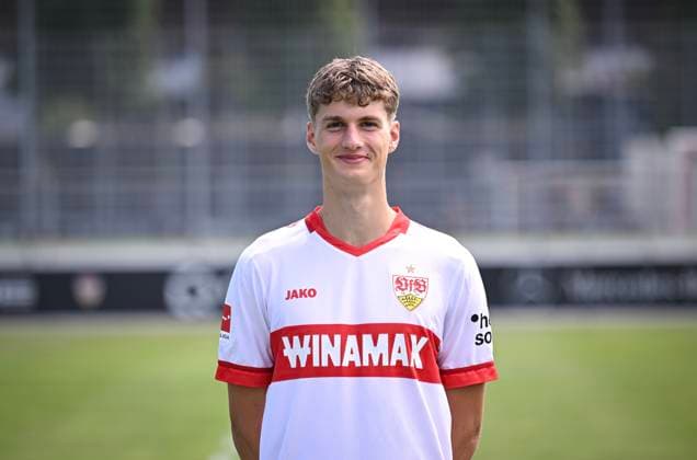 FUSSBALL 1. BUNDESLIGA 13.08.2024 Portraettermin 2024 2025 beim VfB Stuttgart auf dem Trainingsgelaende: Luca Raimund; VfB Stuttgart