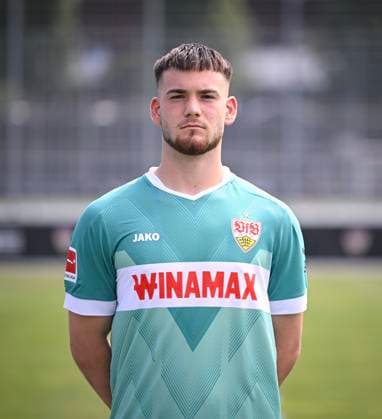 FUSSBALL 1. BUNDESLIGA 13.08.2024 Portraettermin 2024 2025 beim VfB Stuttgart auf dem Trainingsgelaende: Torwart Dennis Seimen; VfB Stuttgart