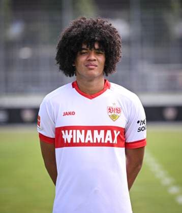 FUSSBALL 1. BUNDESLIGA 13.08.2024 Portraettermin 2024 2025 beim VfB Stuttgart auf dem Trainingsgelaende: Anrie Chase; VfB Stuttgart
