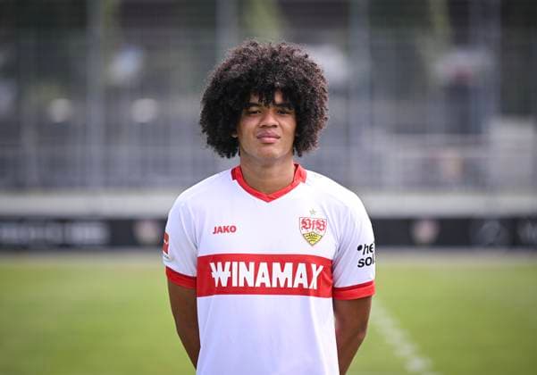 FUSSBALL 1. BUNDESLIGA 13.08.2024 Portraettermin 2024 2025 beim VfB Stuttgart auf dem Trainingsgelaende: Anrie Chase; VfB Stuttgart