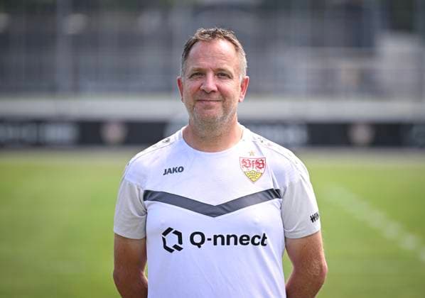 FUSSBALL 1. BUNDESLIGA 13.08.2024 Portraettermin 2024 2025 beim VfB Stuttgart auf dem Trainingsgelaende: Zeugwart Thomas Schultheiss; VfB Stuttgart