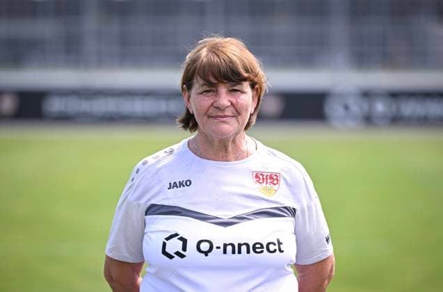 FUSSBALL 1. BUNDESLIGA 13.08.2024 Portraettermin 2024 2025 beim VfB Stuttgart auf dem Trainingsgelaende: Zeugwartin Gordana Markovic-Masala; VfB Stuttgart