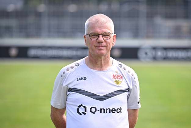 FUSSBALL 1. BUNDESLIGA 13.08.2024 Portraettermin 2024 2025 beim VfB Stuttgart auf dem Trainingsgelaende: Zeugwart Michael Meusch; VfB Stuttgart