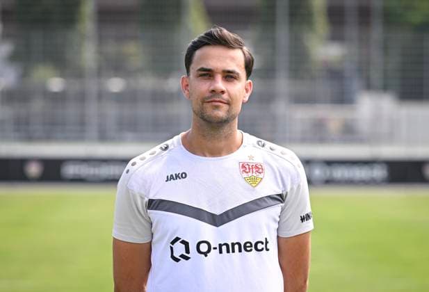 FUSSBALL 1. BUNDESLIGA 13.08.2024 Portraettermin 2024 2025 beim VfB Stuttgart auf dem Trainingsgelaende: Physiotherapeut Gregor Ludwig; VfB Stuttgart
