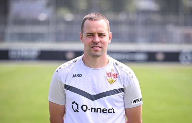 FUSSBALL 1. BUNDESLIGA 13.08.2024 Portraettermin 2024 2025 beim VfB Stuttgart auf dem Trainingsgelaende: Physiotherapeut Michael Schuhmacher; VfB Stuttgart