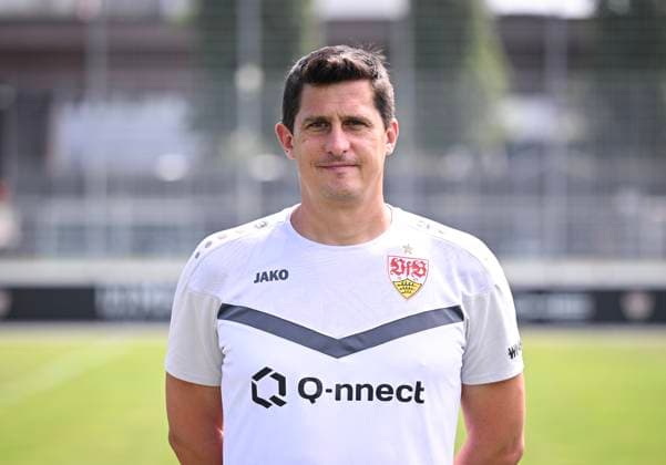 FUSSBALL 1. BUNDESLIGA 13.08.2024 Portraettermin 2024 2025 beim VfB Stuttgart auf dem Trainingsgelaende: Physiotherapeut Manuel Roth; VfB Stuttgart