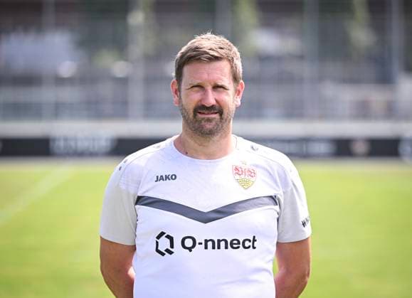 FUSSBALL 1. BUNDESLIGA 13.08.2024 Portraettermin 2024 2025 beim VfB Stuttgart auf dem Trainingsgelaende: Physiotherapeut Matthias Hahn; VfB Stuttgart