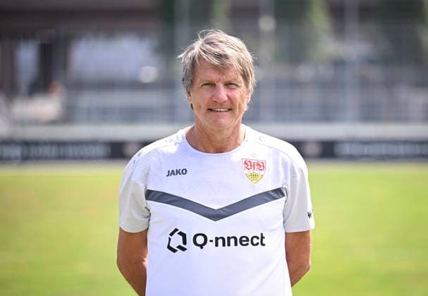 FUSSBALL 1. BUNDESLIGA 13.08.2024 Portraettermin 2024 2025 beim VfB Stuttgart auf dem Trainingsgelaende: Teambetreuer Peter Reichert; VfB Stuttgart