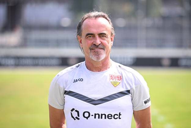 FUSSBALL 1. BUNDESLIGA 13.08.2024 Portraettermin 2024 2025 beim VfB Stuttgart auf dem Trainingsgelaende: Teammanager Guenther Schaefer; VfB Stuttgart