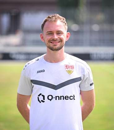 FUSSBALL 1. BUNDESLIGA 13.08.2024 Portraettermin 2024 2025 beim VfB Stuttgart auf dem Trainingsgelaende: Spielanalyst Jasper Smets; VfB Stuttgart