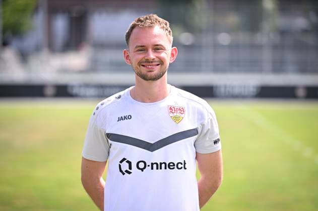 FUSSBALL 1. BUNDESLIGA 13.08.2024 Portraettermin 2024 2025 beim VfB Stuttgart auf dem Trainingsgelaende: Spielanalyst Jasper Smets; VfB Stuttgart