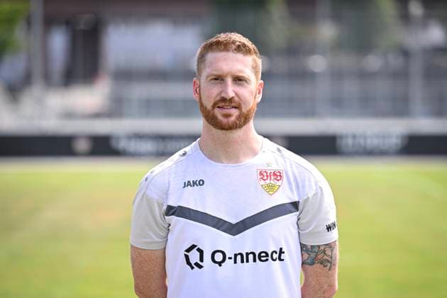 FUSSBALL 1. BUNDESLIGA 13.08.2024 Portraettermin 2024 2025 beim VfB Stuttgart auf dem Trainingsgelaende: Chefanalytiker Marcus Fregin; VfB Stuttgart