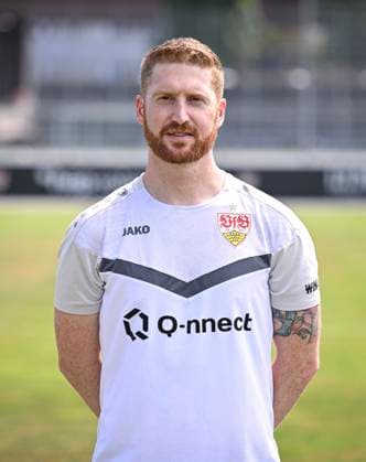 FUSSBALL 1. BUNDESLIGA 13.08.2024 Portraettermin 2024 2025 beim VfB Stuttgart auf dem Trainingsgelaende: Chefanalytiker Marcus Fregin; VfB Stuttgart