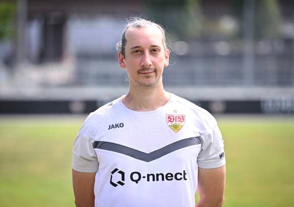 FUSSBALL 1. BUNDESLIGA 13.08.2024 Portraettermin 2024 2025 beim VfB Stuttgart auf dem Trainingsgelaende: Performance Manager Florian Mohr, VfB Stuttgart