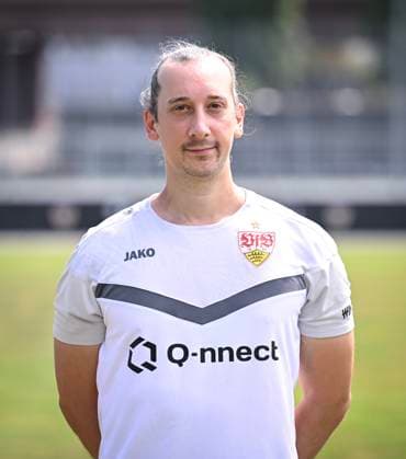 FUSSBALL 1. BUNDESLIGA 13.08.2024 Portraettermin 2024 2025 beim VfB Stuttgart auf dem Trainingsgelaende: Performance Manager Florian Mohr, VfB Stuttgart