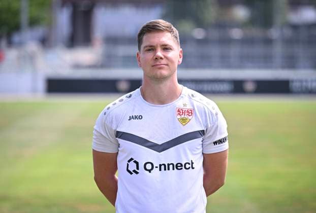 FUSSBALL 1. BUNDESLIGA 13.08.2024 Portraettermin 2024 2025 beim VfB Stuttgart auf dem Trainingsgelaende: Spielanalyst Jan Schimpchen; VfB Stuttgart