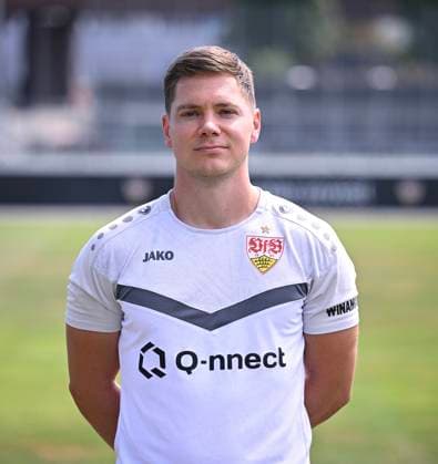 FUSSBALL 1. BUNDESLIGA 13.08.2024 Portraettermin 2024 2025 beim VfB Stuttgart auf dem Trainingsgelaende: Spielanalyst Jan Schimpchen; VfB Stuttgart