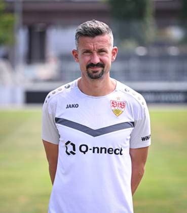 FUSSBALL 1. BUNDESLIGA 13.08.2024 Portraettermin 2024 2025 beim VfB Stuttgart auf dem Trainingsgelaende: Praeventivtrainer Martin Franz; VfB Stuttgart