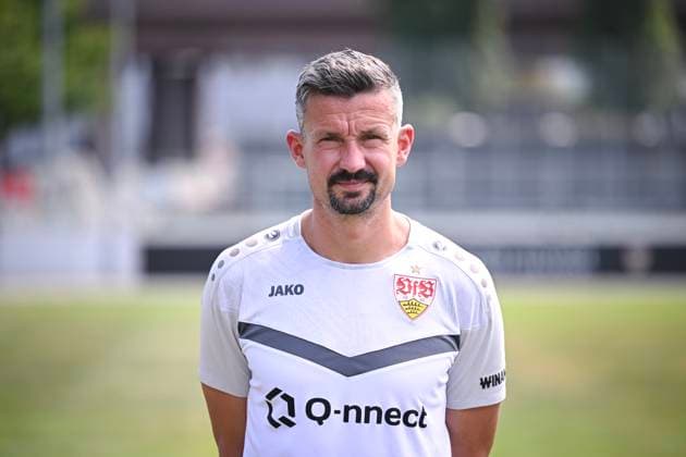 FUSSBALL 1. BUNDESLIGA 13.08.2024 Portraettermin 2024 2025 beim VfB Stuttgart auf dem Trainingsgelaende: Praeventivtrainer Martin Franz; VfB Stuttgart