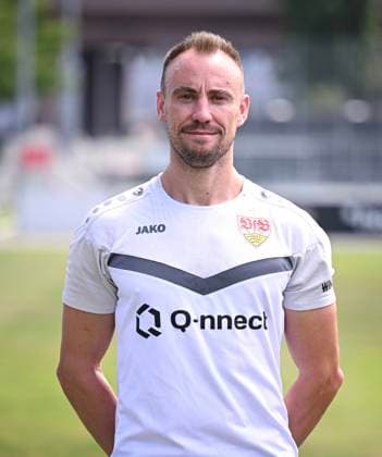 FUSSBALL 1. BUNDESLIGA 13.08.2024 Portraettermin 2024 2025 beim VfB Stuttgart auf dem Trainingsgelaende: Athletiktrainer Matthias Schiffers, VfB Stuttgart