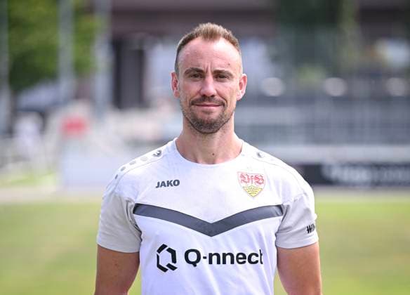 FUSSBALL 1. BUNDESLIGA 13.08.2024 Portraettermin 2024 2025 beim VfB Stuttgart auf dem Trainingsgelaende: Athletiktrainer Matthias Schiffers, VfB Stuttgart