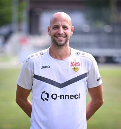 FUSSBALL 1. BUNDESLIGA 13.08.2024 Portraettermin 2024 2025 beim VfB Stuttgart auf dem Trainingsgelaende: Torwarttrainer Steffen Krebs, VfB Stuttgart