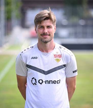 FUSSBALL 1. BUNDESLIGA 13.08.2024 Portraettermin 2024 2025 beim VfB Stuttgart auf dem Trainingsgelaende: Co - Trainer David Krecidlo, VfB Stuttgart