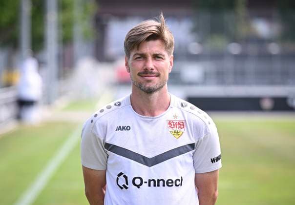 FUSSBALL 1. BUNDESLIGA 13.08.2024 Portraettermin 2024 2025 beim VfB Stuttgart auf dem Trainingsgelaende: Co - Trainer David Krecidlo, VfB Stuttgart
