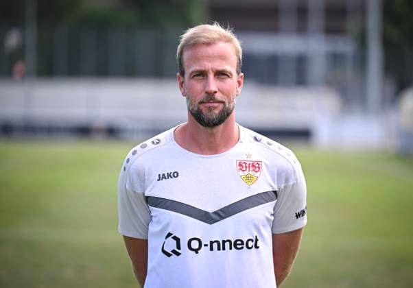 FUSSBALL 1. BUNDESLIGA 13.08.2024 Portraettermin 2024 2025 beim VfB Stuttgart auf dem Trainingsgelaende: Trainer Sebastian Hoeness, VfB Stuttgart
