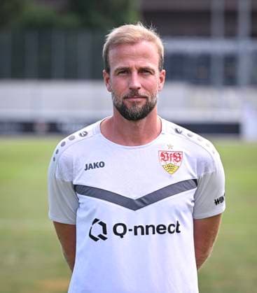 FUSSBALL 1. BUNDESLIGA 13.08.2024 Portraettermin 2024 2025 beim VfB Stuttgart auf dem Trainingsgelaende: Trainer Sebastian Hoeness, VfB Stuttgart