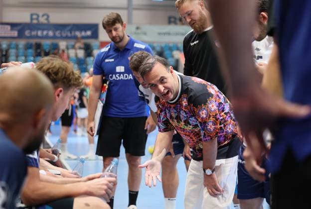 Sport Themen der Woche KW33 Sport Bilder des Tages GER HBL Saison 2024 2025 1. VfL Potsdam vs. FÜCHSE Berlin, 15.08.24, MBS Arena, Potsdam Bob HANNING bei der Ansprache an sein Team, 1.VfL Potsdam, Timeout *** GER HBL Season 2024 2025 1 VfL Potsdam vs FÜCHSE Berlin, 15 08 24, MBS Arena, Potsdam Bob HANNING addressing his team, 1 VfL Potsdam, timeout
