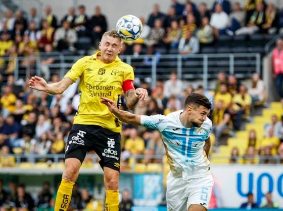 BORAS, SVERIGE 20240815 Elfsborgs Sebastian HolmÃ n (tv) och Rijekas Niko GalesiÄ‡ under torsdagens kval till Europa League, tredje omgangen, andra matchen, mellan IF Elfsborg och HNK Rijeka (Kroatien) pa Boras arena. BORAS SVERIGE x9200x