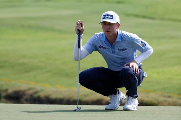Sport Bilder des Tages MEMPHIS, TN - AUGUST 15: Mackenzie Hughes lines up a putt on No. 11 during the first round of the FedEx St. Jude Championship, August 15, 2024 at TPC Southwind in Memphis, Tennessee. (Photo by Matthew Maxey Icon Sportswire) GOLF: AUG 15 PGA, Golf Herren FedExCup Playoffs - FedEx St. Jude Championship EDITORIAL USE ONLY Icon24081505