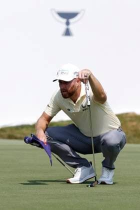 MEMPHIS, TN - AUGUST 15: Chris Kirk reads a putt on No. 11 during the first round of the FedEx St. Jude Championship, August 15, 2024 at TPC Southwind in Memphis, Tennessee. (Photo by Matthew Maxey Icon Sportswire) GOLF: AUG 15 PGA, Golf Herren FedExCup Playoffs - FedEx St. Jude Championship EDITORIAL USE ONLY Icon24081510