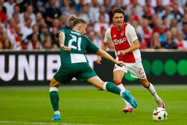 AMSTERDAM, 15-08-2024 , JohanCruyffStadium Football UEFA Europa League qualifier season 2024 2025. Ajax player Steven Berghuis vs Panathinaicos player Tin Jedvaj during the match Ajax - Panathinaikos. Ajax - Panathinaikos  x26037486x Copyright: