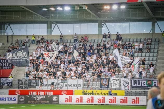 Fussball: UEFA EURO, EM, Europameisterschaft,Fussball LEAGUE 2024 2025 - 3. Qualifikationsrunde FC LUGANO (SUI) vs. PARTIZAN BELGRAD (SRB), Arena Thun, Schweiz: Lugano Fans Thun SUI Copyright: xJOERANxSTEINSIEKx