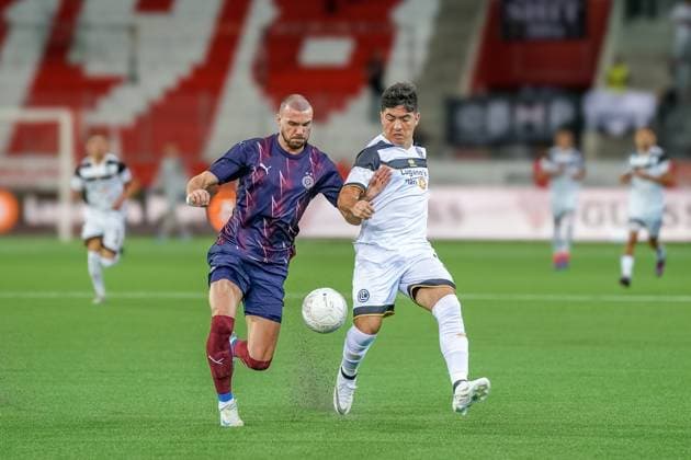 Fussball: UEFA EURO, EM, Europameisterschaft,Fussball LEAGUE 2024 2025 - 3. Qualifikationsrunde FC LUGANO (SUI) vs. PARTIZAN BELGRAD (SRB), Arena Thun, Schweiz: Nihad Mujakic (Partizan) und Ignacio Aliseda (Lugano 31) im Zweikampf Thun SUI Copyright: xJOERANxSTEINSIEKx