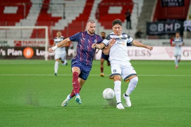 Fussball: UEFA EURO, EM, Europameisterschaft,Fussball LEAGUE 2024 2025 - 3. Qualifikationsrunde FC LUGANO (SUI) vs. PARTIZAN BELGRAD (SRB), Arena Thun, Schweiz: Nihad Mujakic (Partizan) und Ignacio Aliseda (Lugano 31) im Zweikampf Thun SUI Copyright: xJOERANxSTEINSIEKx