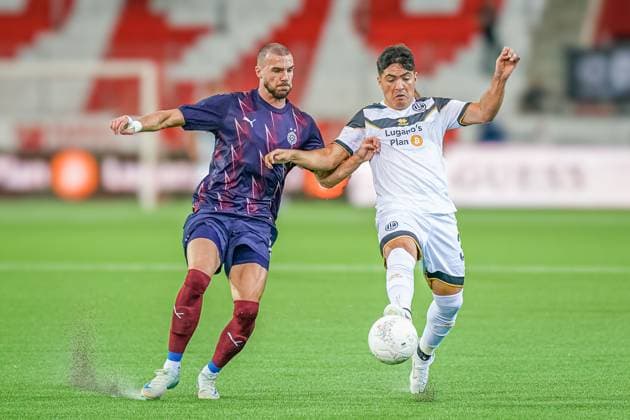 Fussball: UEFA EURO, EM, Europameisterschaft,Fussball LEAGUE 2024 2025 - 3. Qualifikationsrunde FC LUGANO (SUI) vs. PARTIZAN BELGRAD (SRB), Arena Thun, Schweiz: Nihad Mujakic (Partizan) und Ignacio Aliseda (Lugano 31) im Zweikampf Thun SUI Copyright: xJOERANxSTEINSIEKx