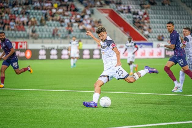 Fussball: UEFA EURO, EM, Europameisterschaft,Fussball LEAGUE 2024 2025 - 3. Qualifikationsrunde FC LUGANO (SUI) vs. PARTIZAN BELGRAD (SRB), Arena Thun, Schweiz: Uran Bislimi (Lugano 25) in Aktion Thun SUI Copyright: xJOERANxSTEINSIEKx
