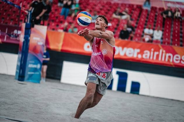 Beachvolleyball Männer Allianz German Beach Tour 2024 Tourstop Kühlungsborn 2 15.08.2024 Hennes Nissen spielt den Ball Kühlungsborn Strand an der Seebrücke Mecklenburg-Vorpommern Deutschland