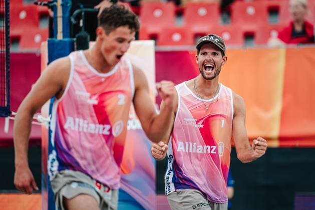 Beachvolleyball Männer Allianz German Beach Tour 2024 Tourstop Kühlungsborn 2 15.08.2024 Niklas Held jubelt und ballt die Faust Kühlungsborn Strand an der Seebrücke Mecklenburg-Vorpommern Deutschland