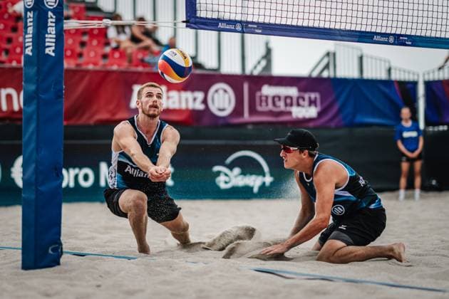 Beachvolleyball Männer Allianz German Beach Tour 2024 Tourstop Kühlungsborn 2 15.08.2024 v.l. Luis Henrichs und Yannik Ahr Kühlungsborn Strand an der Seebrücke Mecklenburg-Vorpommern Deutschland