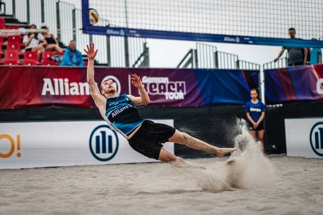 Beachvolleyball Männer Allianz German Beach Tour 2024 Tourstop Kühlungsborn 2 15.08.2024 Luis Henrichs rettet den Ball Kühlungsborn Strand an der Seebrücke Mecklenburg-Vorpommern Deutschland