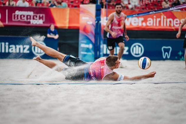 Beachvolleyball Männer Allianz German Beach Tour 2024 Tourstop Kühlungsborn 2 15.08.2024 Luis Kubo springt zum Ball Kühlungsborn Strand an der Seebrücke Mecklenburg-Vorpommern Deutschland
