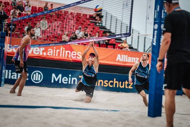 Beachvolleyball Männer Allianz German Beach Tour 2024 Tourstop Kühlungsborn 2 15.08.2024 Yannik Ahr spielt den Ball Kühlungsborn Strand an der Seebrücke Mecklenburg-Vorpommern Deutschland