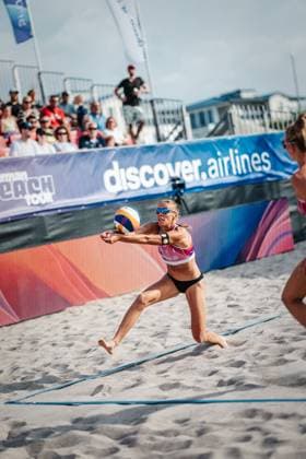 Beachvolleyball Frauen Allianz German Beach Tour 2024 Tourstop Kühlungsborn 2 15.08.2024 Stefanie Klatt spielt den Ball Kühlungsborn Strand an der Seebrücke Mecklenburg-Vorpommern Deutschland