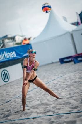 Beachvolleyball Frauen Allianz German Beach Tour 2024 Tourstop Kühlungsborn 2 15.08.2024 Tabea Schwarz spielt den Ball Kühlungsborn Strand an der Seebrücke Mecklenburg-Vorpommern Deutschland
